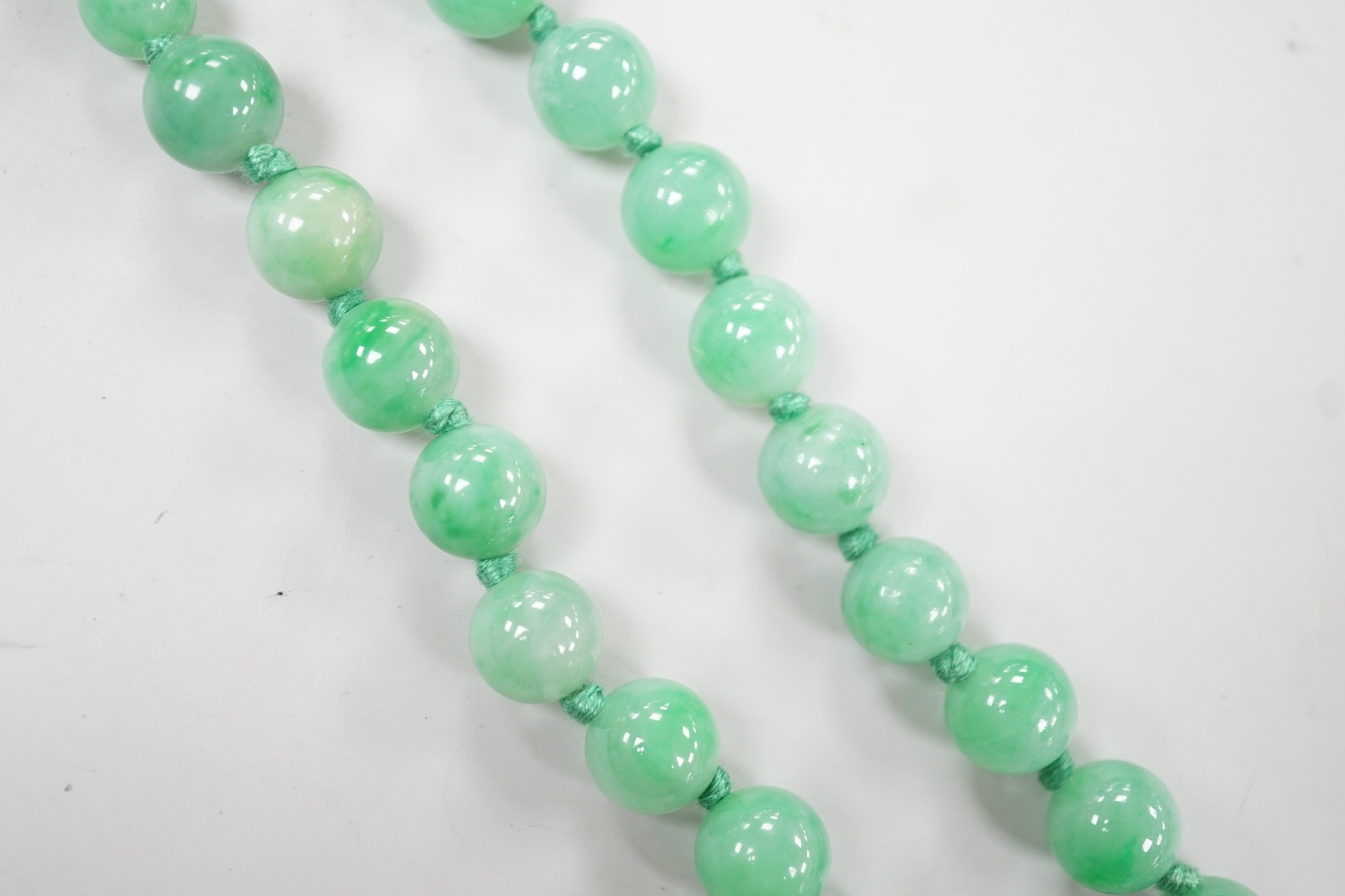 A single strand jade bead necklace, 58cm, gross weight 91 grams.